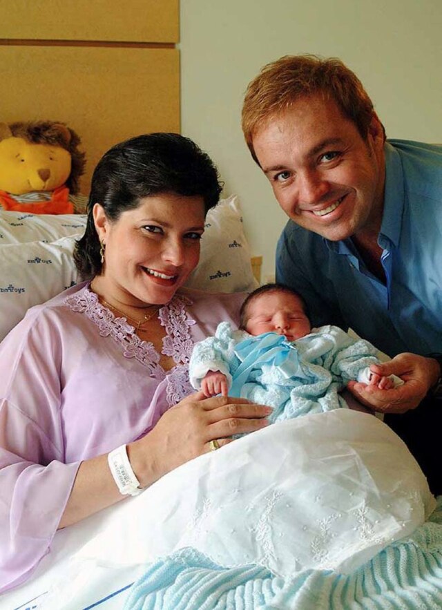 Divulgação Gugu Liberato com o filho recém-nascido João Augusto, em 11 de novembro de 2001, no Hospital e Maternidade São Luiz