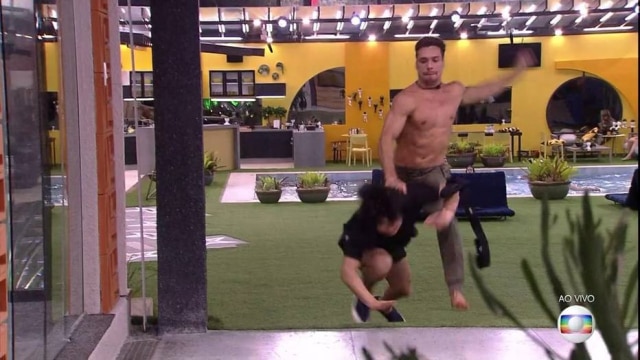 Reprodução de 'BBB 20' (2020) / Globo Momento em que Petrix Barbosa e Pyong Lee se esbarram na disputa para chegar antes ao Big Fone do 'BBB 20'.