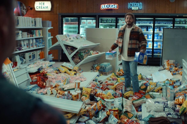 Reprodução Cena do comercial da nova Bud Light Seltzer.
