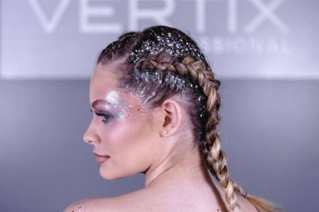Imagem cedida por Vertix Penteado de tranças com glitter criado por Italo Saliccio, cabelereiro parceiro da marca Vertix