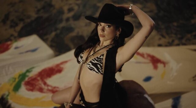 Reprodução de A cantora Dua Lipa no clipe de 'Love Again'.