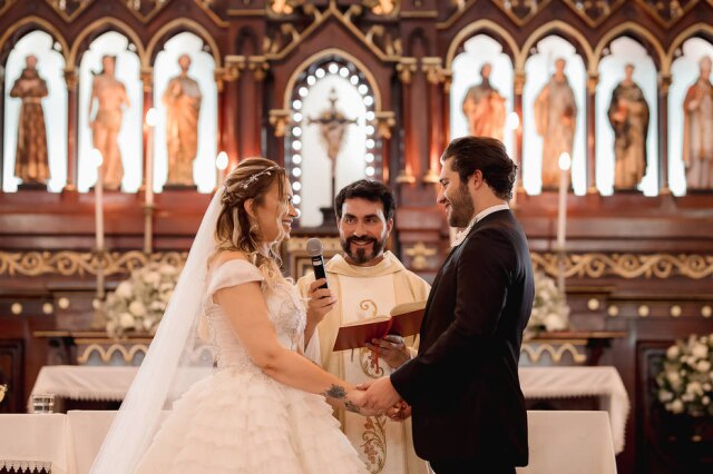 @bergvianas Cerimônia do casamento de Solange Almeida e Monilton Moura foi realizada pelo padre Fábio de Melo.