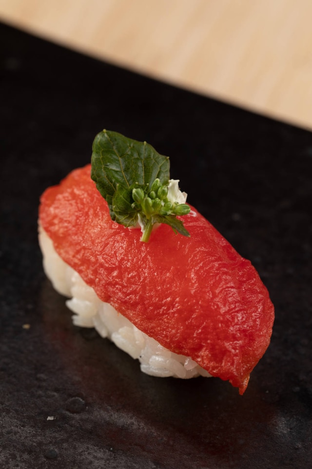 Rafael Salvador Sushi de tomate maduro fermentado da sequência de pratos do menu vegano do Aizomê