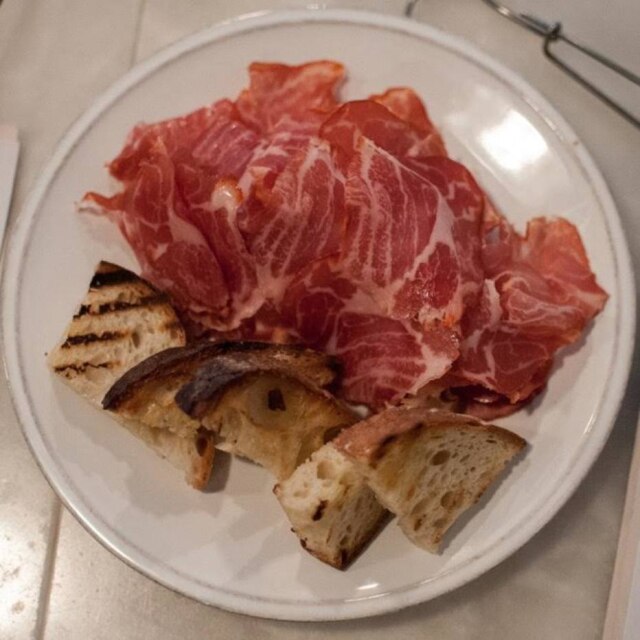 O restaurante Taberna está localizado no Old Spitafields Market, um mercadão do lado leste da cidade, e oferece pratos para serem compartilhados com o melhor da culinária da península Ibérica