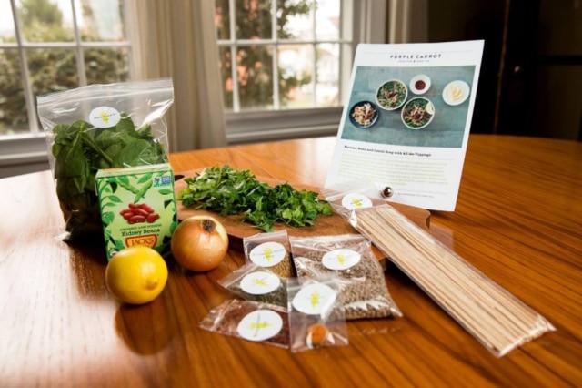 Brett Carlsen|NYT A Purple Carrot só entrega kits para refeições veganas. Esse é o necessário para duas porções de salada de lentilhas e grãos.