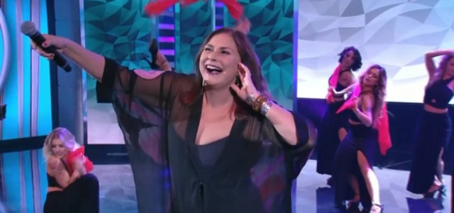 Reprodução A cantora riu de si mesma e colocou o público para cantar o verso da música.