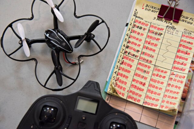 Melissa Lyttle/The New York Times Drones ajudam idosos a manter cérebro ativo com atividades