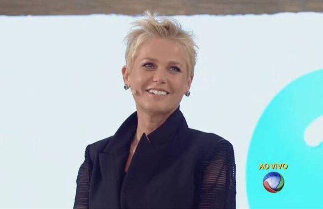 Reprodução/Record Xuxa é muito ligada à mãe, Dona Alda, que sofre de Mal de Parkinson em estágio avançado.