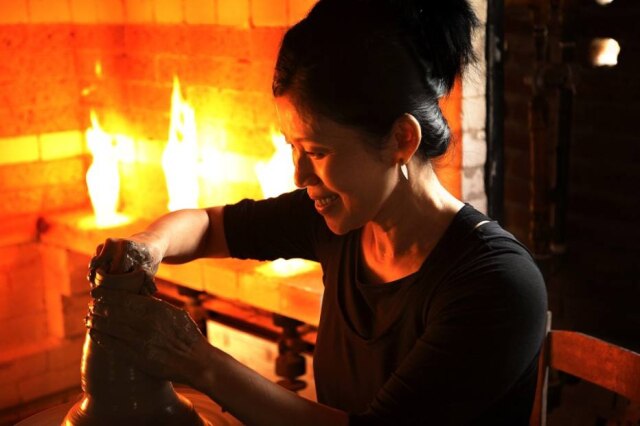 Araquém Alcântara|Divulgação A ceramista Hideko Honma, em seu atelier
