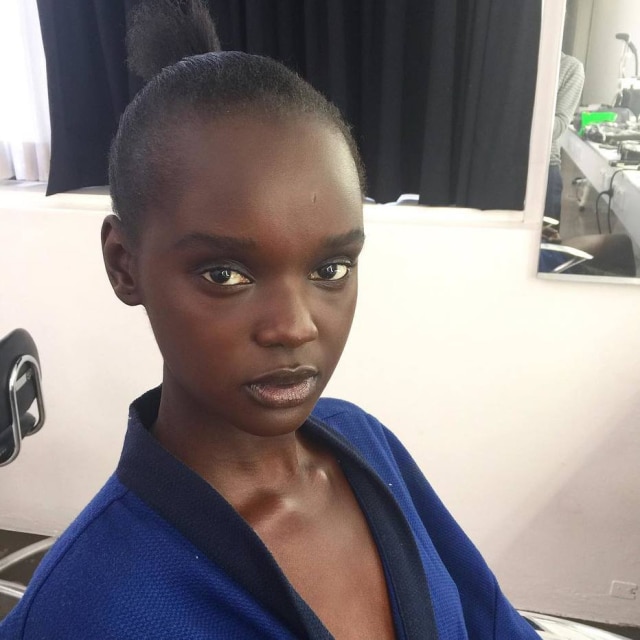 Reprodução/ Instagram A modelo Duckie Thot foi criticada por ser fotografa com os cabelos naturais