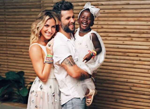 Reprodução/Instagram Bruno Gagliasso, Giovanna Ewbank e a filha Titi fizeram um ensaio de ano novo.