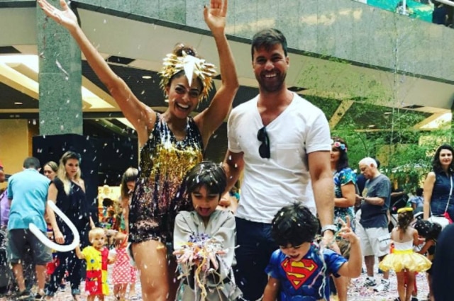 Instagram/ @julianapaes Juliana Paes, seu marido, Carlos Eduardo Baptista, e os filhos, Pedro e Antonio