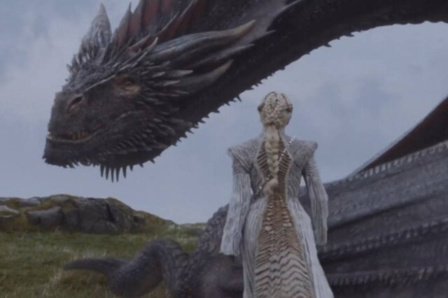 Reprodução de cena de 'Game Of Thrones' (2017)/ HBO Ombros marcados e gola alta são assinatura de estilo da personagem