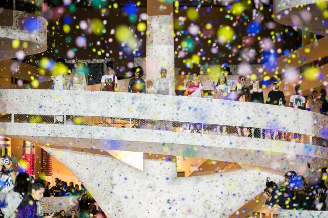 Juliana Knobel Participantes da ação surgem para o público com uma chuva de papel picado