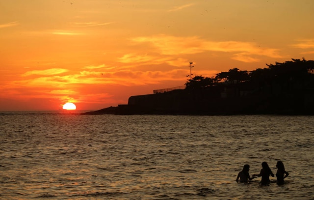 Fábio Motta / Estadão Sol nascendo em Copacabana