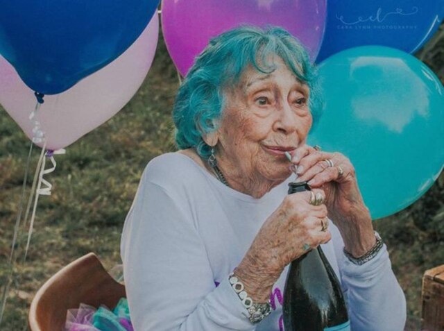 Imagem cedida por Cara Lynn Photography Gladys tomando vinho durante seu aniversário de 98 anos.