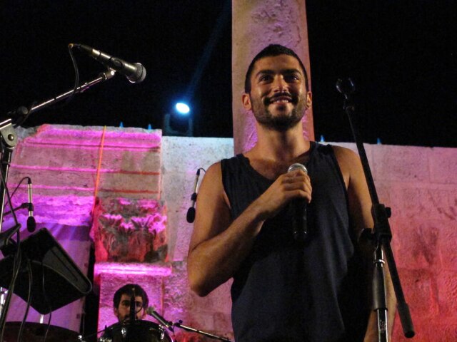 Diaa Hadid/ AP Hamed Sinno é vocalista da Mashrou'Leila; foi em um show da banda no Egito que pessoas levantaram a bandeira gay e depois foram presas