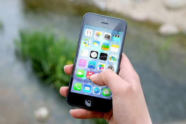 JESHOOTS/Pixabay Quem usa iPhone tende a ser mais jovem e mulher.