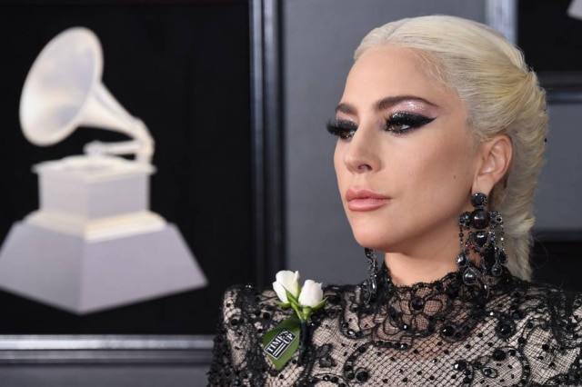 Angela Weiss/AFP Lady Gaga surgiu com uma bolsa da grife francesa em Paris