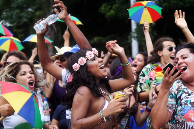 Gabriela Biló/ESTADÃO Foliões se divertiram nos blocos de pré-carnaval em São Paulo.
