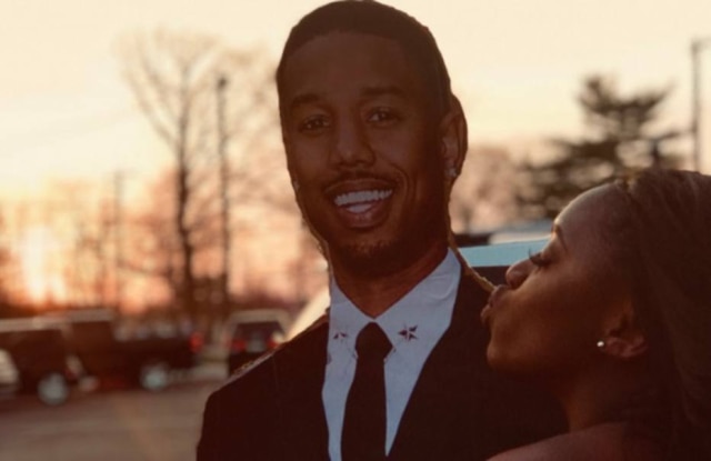 Twitter / @uhdeevuh Audeva e seu Michael. B. Jordan de papelão