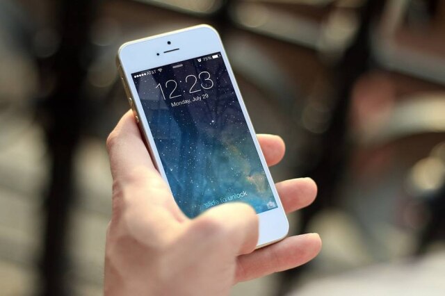 Pixabay/@JESHOOTS É importante higienizar as mãos antes de mexer nos celulares