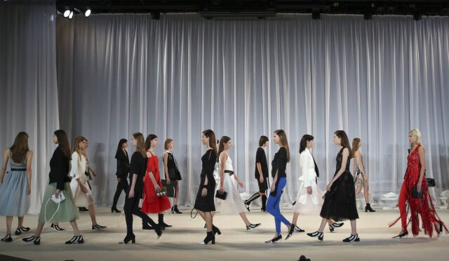 AP Photo/Andre Penner A São Paulo Fashion Week irá doar 10 mil peças de roupas a moradores de rua