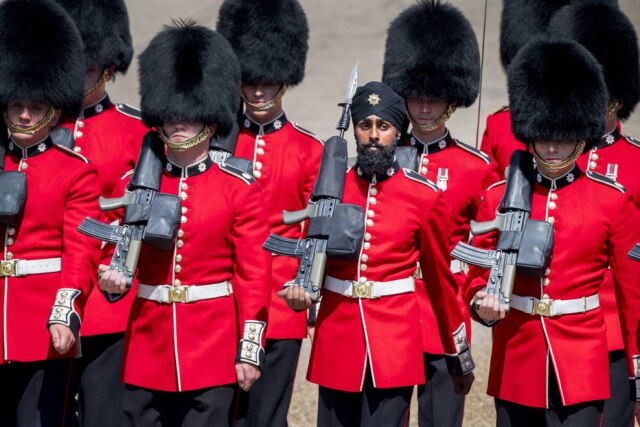 Charanpreet Singh Lall se tornou o primeiro soldado de tradicional regimento do Exército britânico a receber autorização para usar turbante junto com seu uniforme de gala