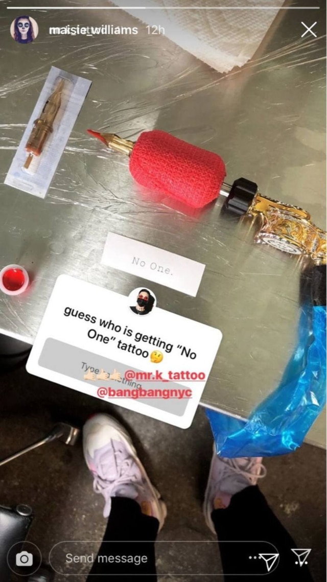Instagram/@maisie_williams Maisie Williams publicou mostrando frase que iria tatuar.