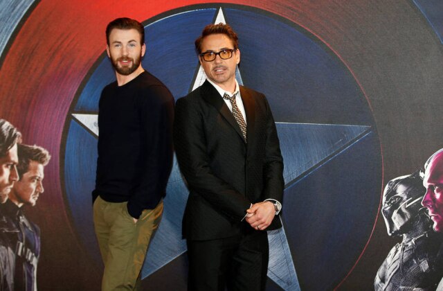 REUTERS/Peter Nicholls Os atores Robert Downey Jr. e Chris Evans durante evento em Londres.