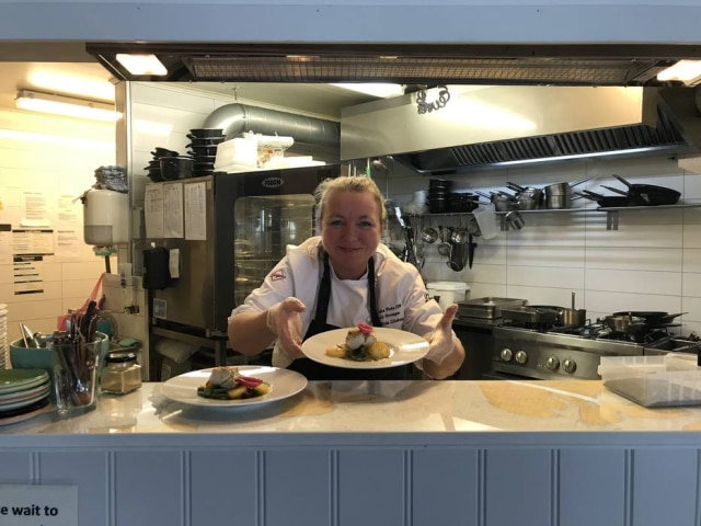 A carismática chef Siv Hilde Lillehaug serve bacalhau fresco e seco em seu Lofotmat, no norte da Noruega. 