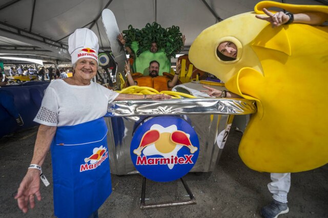 Marcelo Maragni/Red Bull/Divulgação Os membros da equipe do Marmitex se fantasiaram de alimentos para destacar um ícone do trabalhador paulistano.