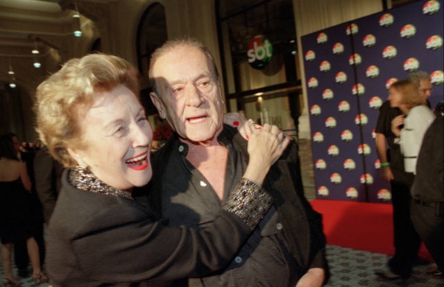 Janete Longo / Estadão Ronald Golias ao lado da amiga Nair Bello na gravação do aniversário de 18 anos do programa de Hebe Camargo no SBT, realizada na Sala São Paulo em março de 2004.