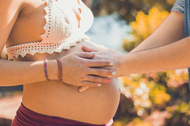 Pixabay A gravidez na adolescência é considerada um "acidente de percurso": uma ruptura brutal do papel de filha para o de mãe.