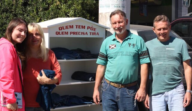 Estadão / Caio Nascimento Da esquerda para a direita: Ariel Oliveira (filha do casal), Valdelice, Sérgio e o síndico Paulo Garcia. Os quatro cuidam da casinha de roupas.