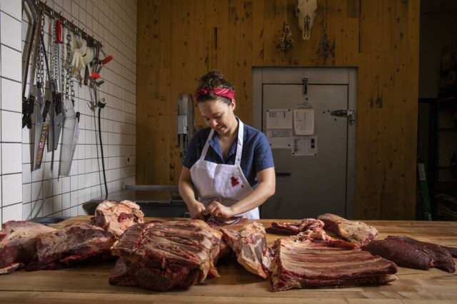 Janice Schindler, gerente do Meat Hook, voltou a comer carne e entrou no movimento dos açougues éticos ao descobrir que as monoculturas de milho e soja, importantes na dieta vegana, causam estragos ao meio ambiente 