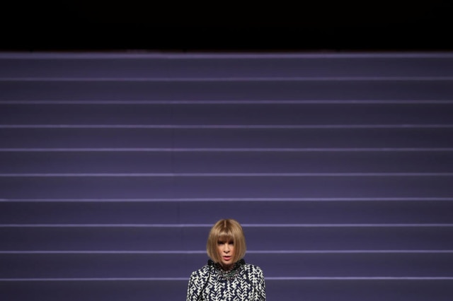 Alkis Konstantinidis/Reuters Anna Wintour durante discurso no evento Change Makers, da 'Vogue', na Grécia.
