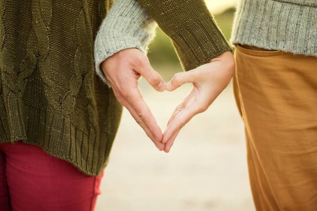 Pixabay Casais precisam dar mais atenção aos relacionamentos no 'mundo real' e sentar para discutir as emoções.
