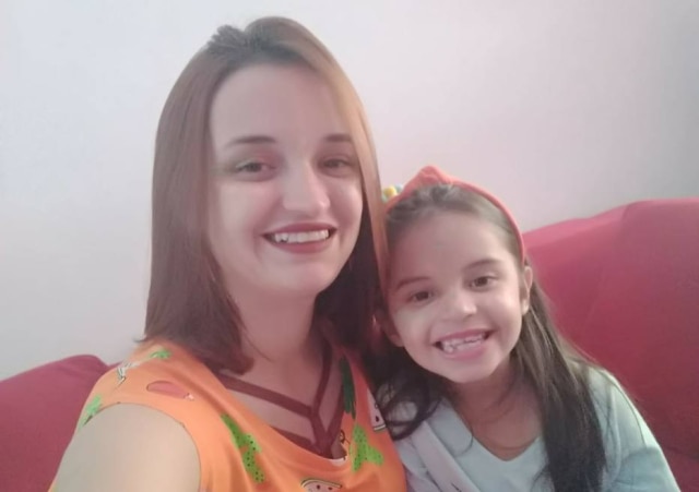 Cedida por Raissa Cipriano Raissa Cipriano com a filha Giovanna, de sete anos, que foi diagnosticada com asma grave.