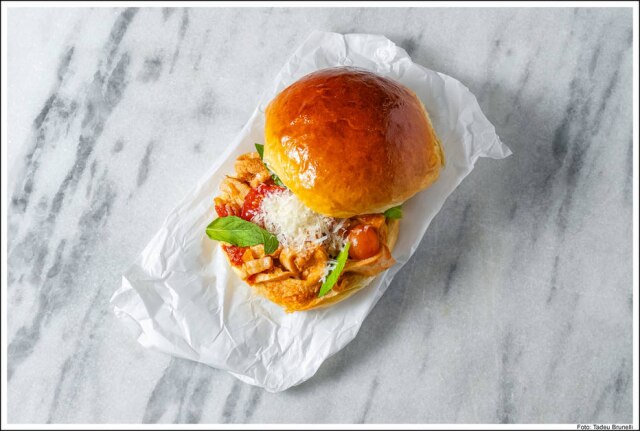 Tadeu Brunelli Sanduíche de costela suína na brasa, aioli com batata e mostarda no pão de brioche do Fame