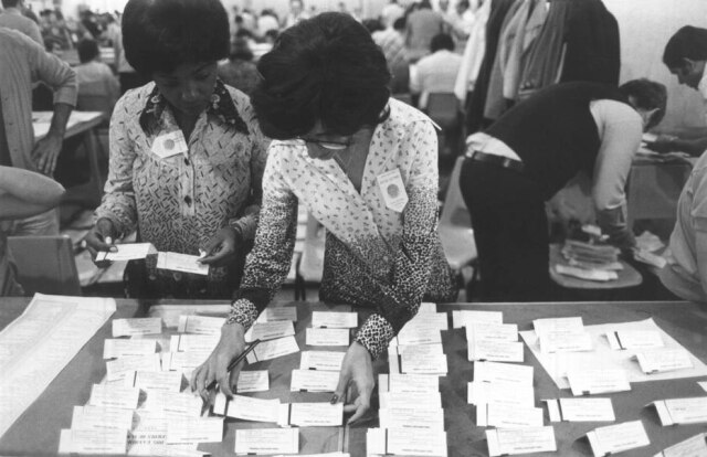 Kenji Honda/ Estadão Mulheres trabalham na apuração dos votos das eleições de 1978, em São Paulo.
