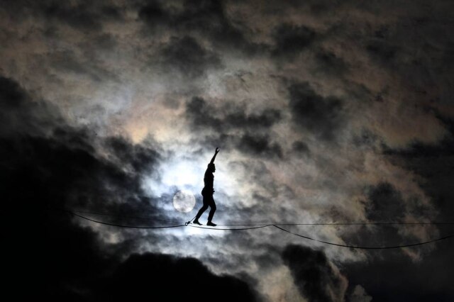 Sameer Al-DOUMY / AFP O equilibrista Nathan Paulin cruzou Paris em uma corda estendida a 70 metros de altura, por ocasião do dia do patrimônio.