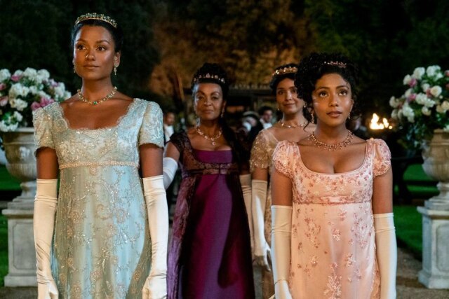 LIAM DANIEL/NETFLIX .A família Sharma estreia na segunda temporada. Da esquerda para a direita: Kate Sharma (Simone Ashley), Lady Danbury (Adjoa Andoh), Mary Sharma (Shelley Conn) e Edwina Sharma (Charithra Chandran).