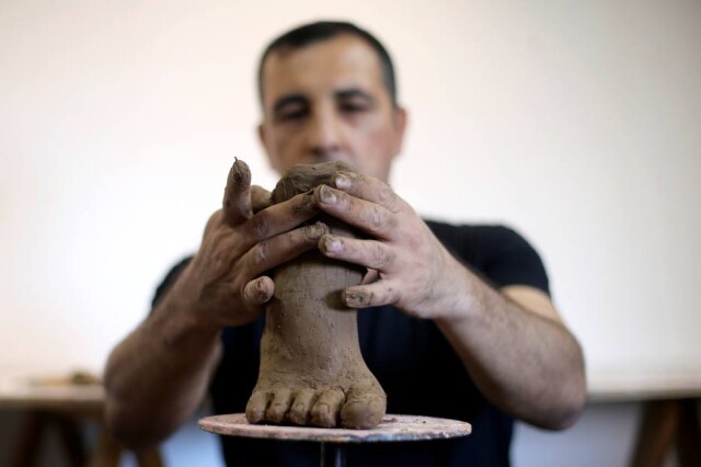 REUTERS/Ibraheem Abu Mustafa Escultor de Gaza exibe membros humanos inspirado por perdas de amputados.