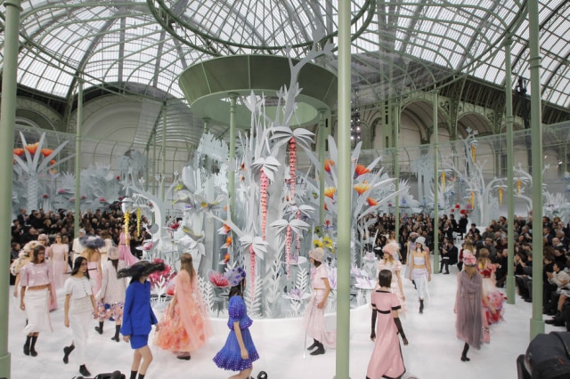 AP Photo/Jacques Brinon Membro permanente da semana de alta costura, a Chanel desfilou hoje cedo sua coleção couture. Karl Lagerfeld, estilista da maison, apostou na temática floral e criou um cenário que reproduzia uma estufa