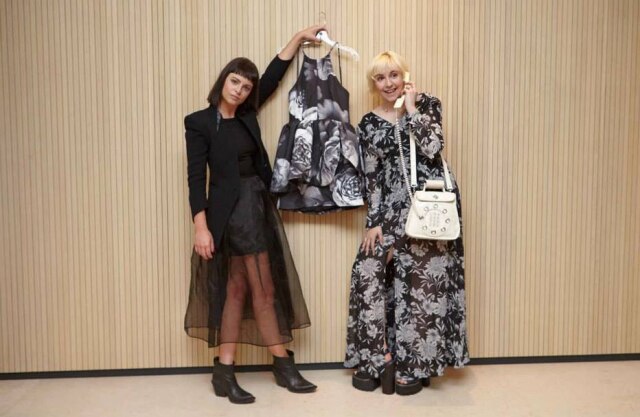 Reprodução Sophia e Lena Dunham apresentam a coleção criada pela atriz em parceria com o Nasty Gal. As peças esgotaram em poucas semanas