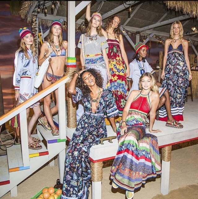 Reprodução/ Instagram Modelos reunidas no cenário criado para o desfile da Tommy Hilfiger