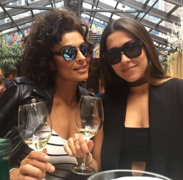 Reprodução/Instagram A atriz posa ao lado de amiga em Nova York.