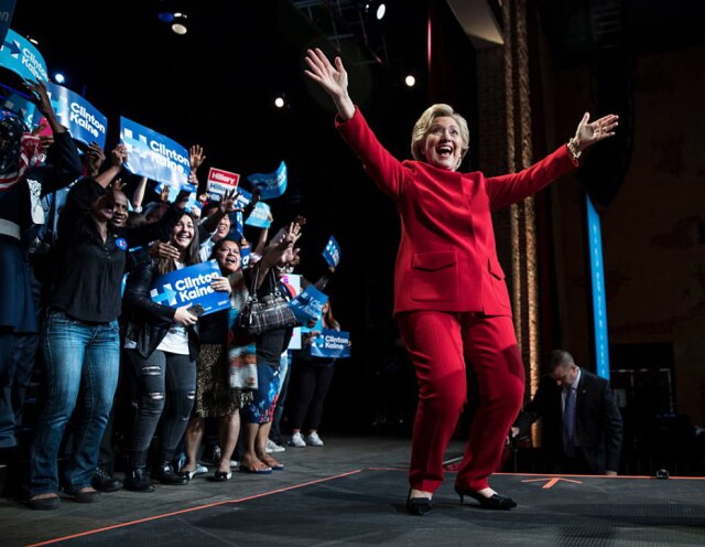 Doug Mills/The New York Times Mrs. Clinton com look vermelho Ralph Lauren no primeiro debate da campanha.