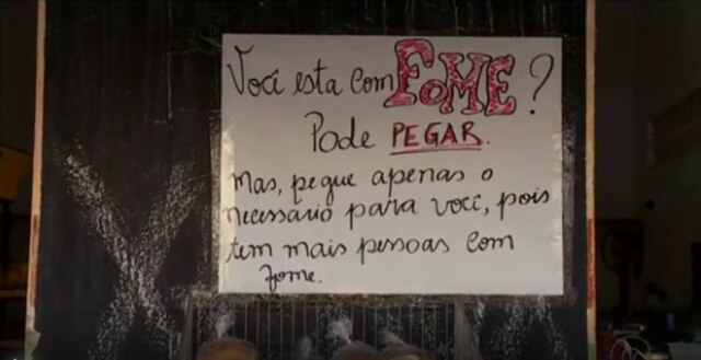 Reprodução/G1 Placa do mercado, porém, é clara: 'Pegue apenas o necessário'.